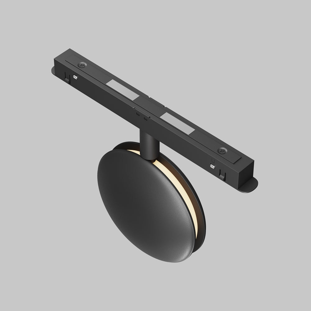 Détail de l'adaptateur mécanique et du rail en profilé noir.