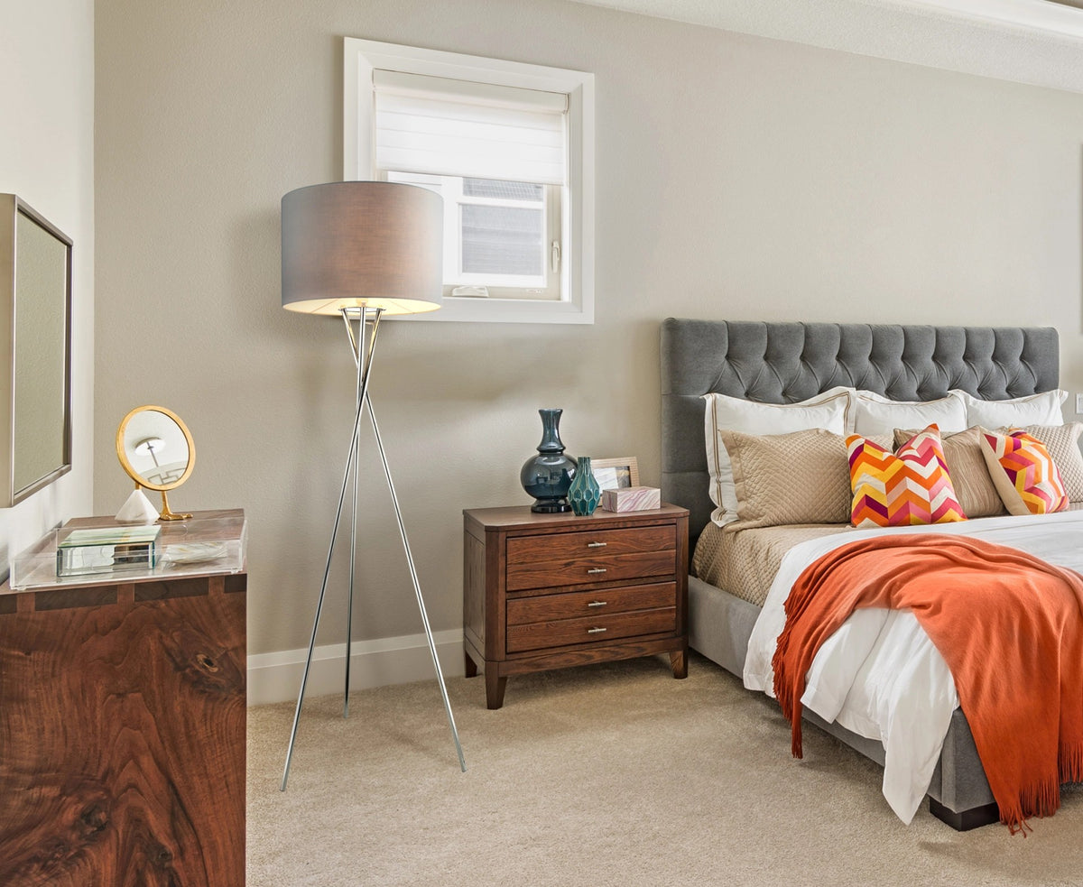 Mise en ambiance du lampadaire dans une chambre, près du lit et de la fenêtre