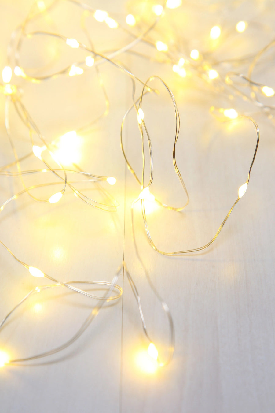 Détail rapproché des micro-leds dorées sur fil métallique fin et souple