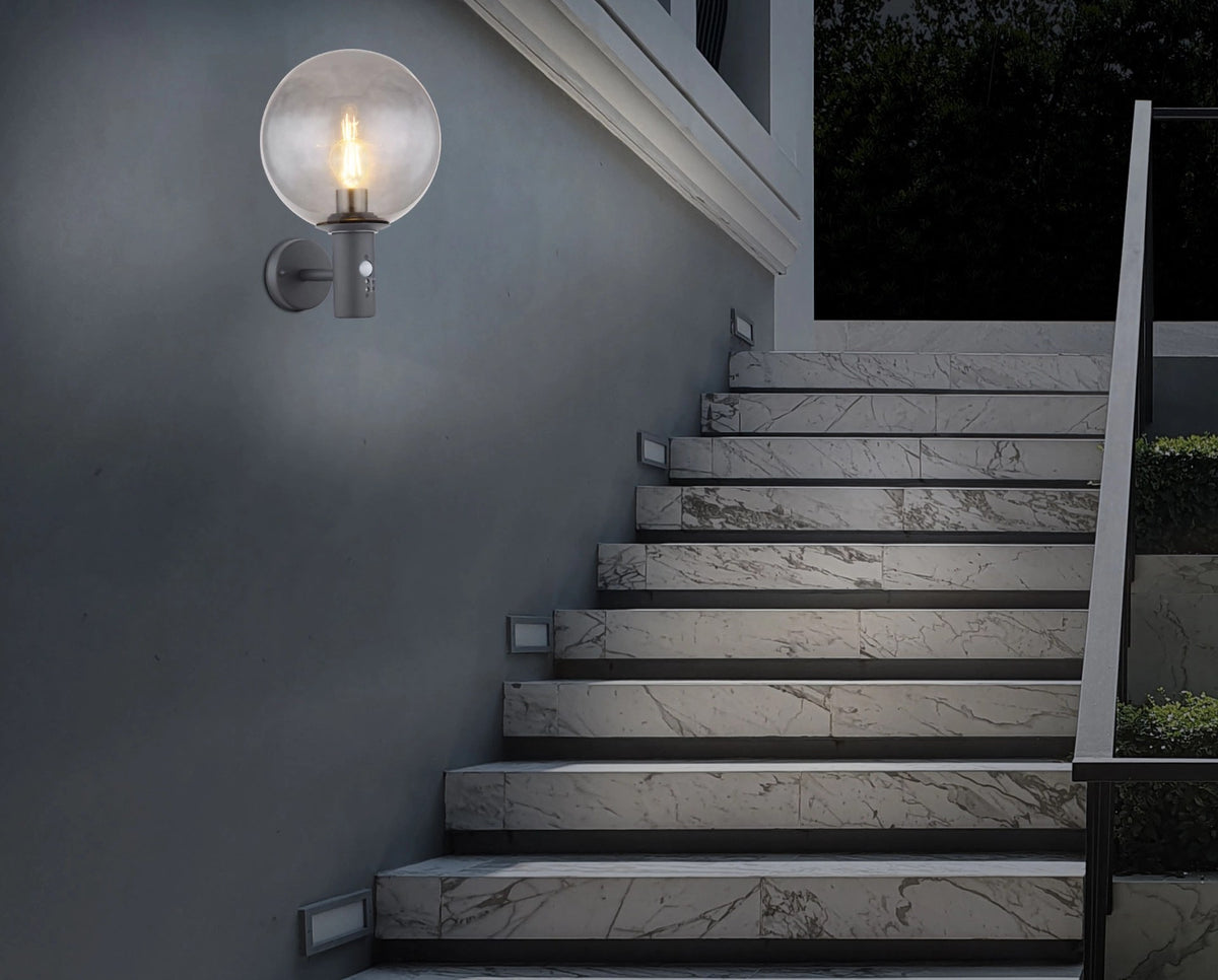 Mise en ambiance sur un mur gris le long d'un escalier extérieur en marbre