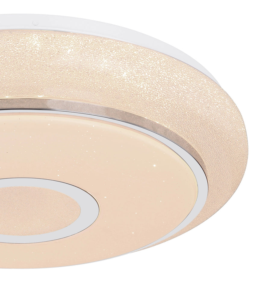 Détail de la finition pailletée beige et du liseré chromé du contour