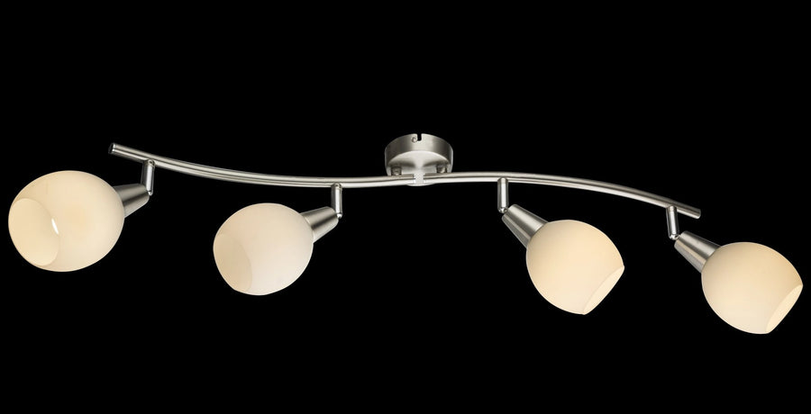 Présentation du luminaire sur fond noir, quatre spots orientables en verre opalin.