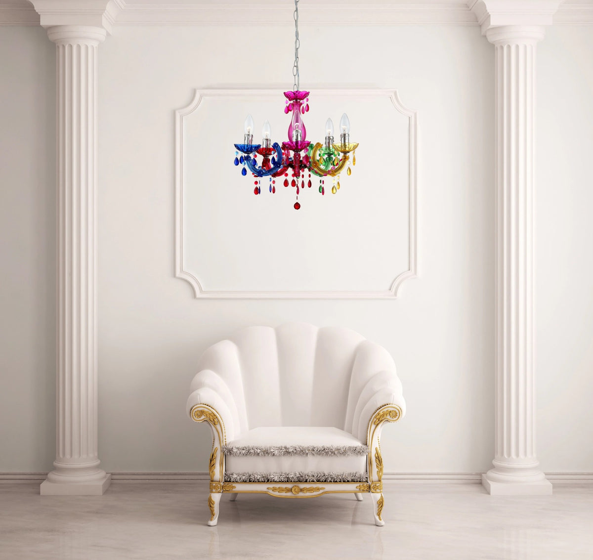 Mise en ambiance du chandelier suspendu devant un fauteuil blanc et colonnes.