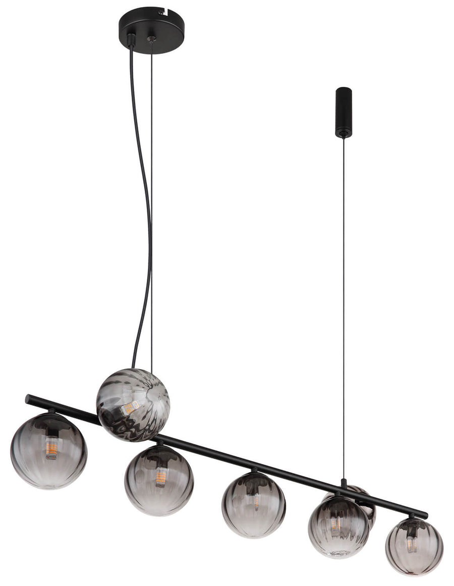 Luminaire suspendu sur fond blanc, câbles et rosace de fixation visibles