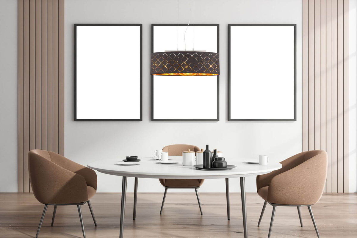 Mise en ambiance au-dessus d'une table de salle à manger, intérieur doré illuminé.