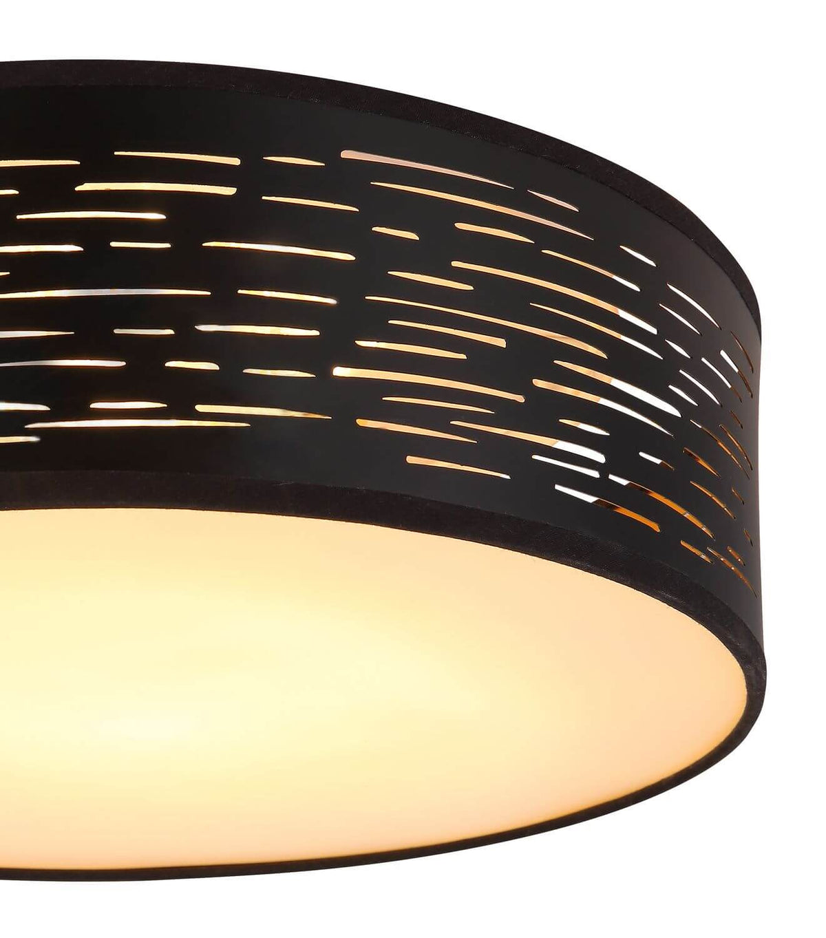 Détail rapproché des fentes horizontales laissant filtrer une lumière chaude