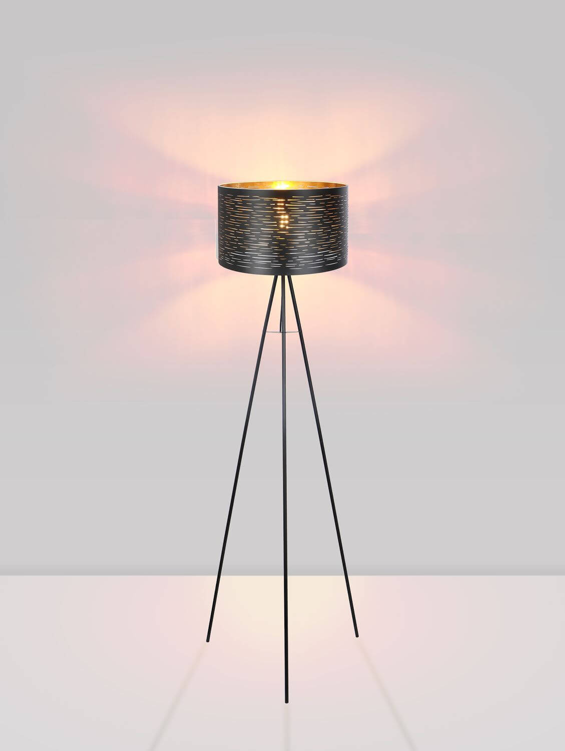 Mise en ambiance du lampadaire allumé diffusant un halo chaud sur un mur clair