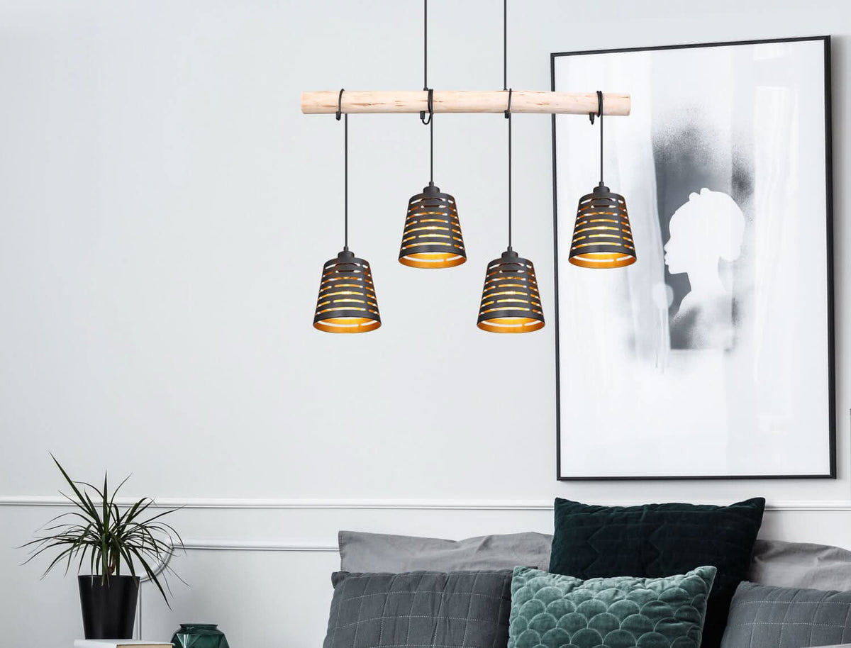 Mise en ambiance au-dessus d'un canapé gris, mur blanc et grande affiche encadrée