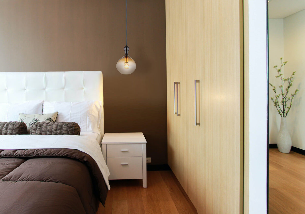Mise en ambiance de la suspension noire éclairée dans une chambre à coucher moderne.