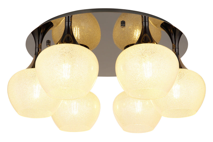 Gros plan sur les globes en verre texturé et les bras chromés du luminaire