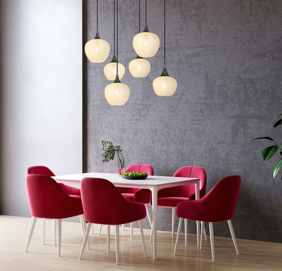 Mise en scène dans une salle à manger avec table blanche et chaises rouges