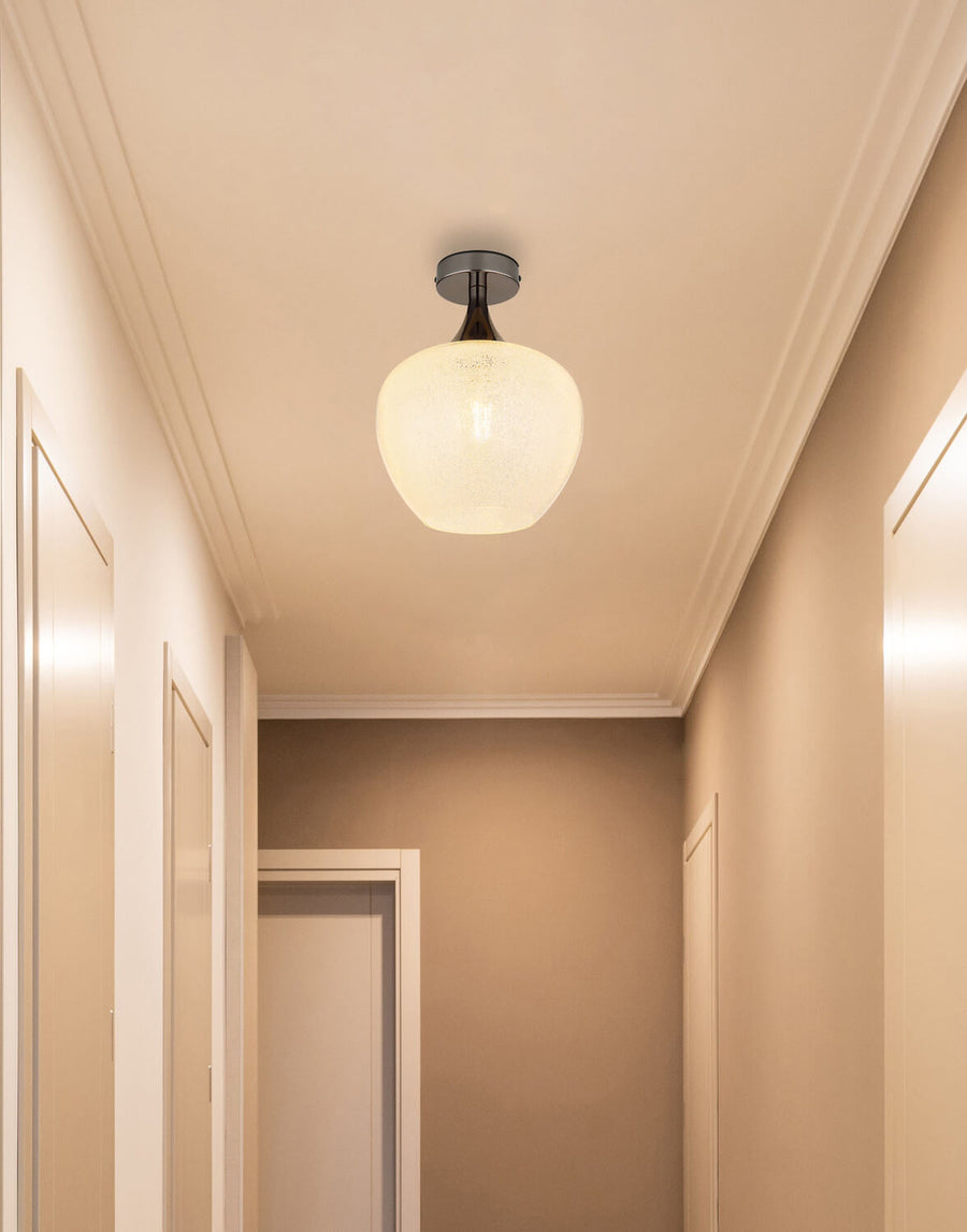 Vue en situation du plafonnier éclairé dans un couloir aux murs beiges