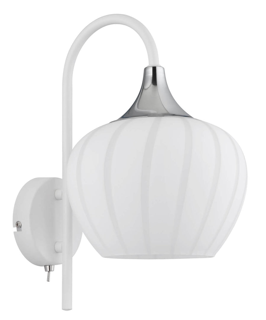 Produit éteint sur fond blanc, montrant abat-jour blanc mat nervuré et fixation murale.