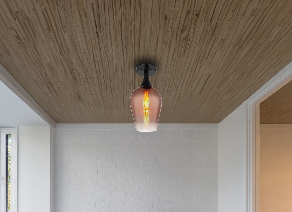 Mise en ambiance du plafonnier fixé sur un plafond en bois dans une pièce blanche
