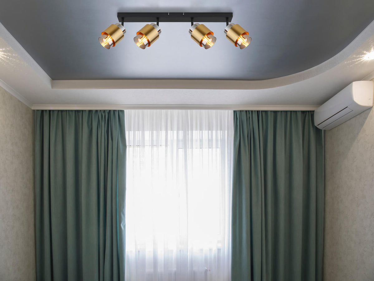 Mise en ambiance au plafond d'une pièce avec rideaux verts et voilage