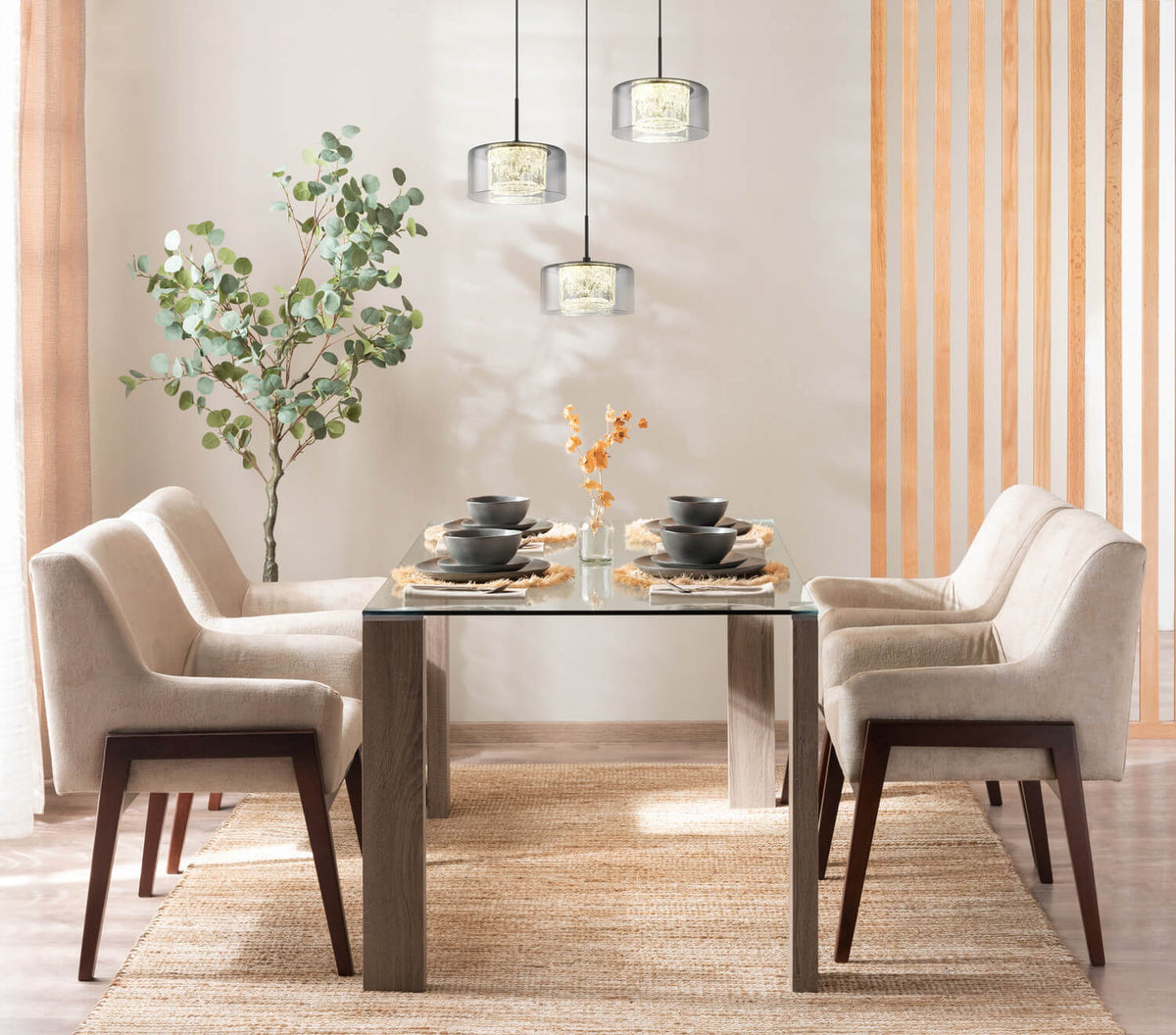 Mise en ambiance au-dessus d'une table de salle à manger, suspension allumée dans un intérieur clair.