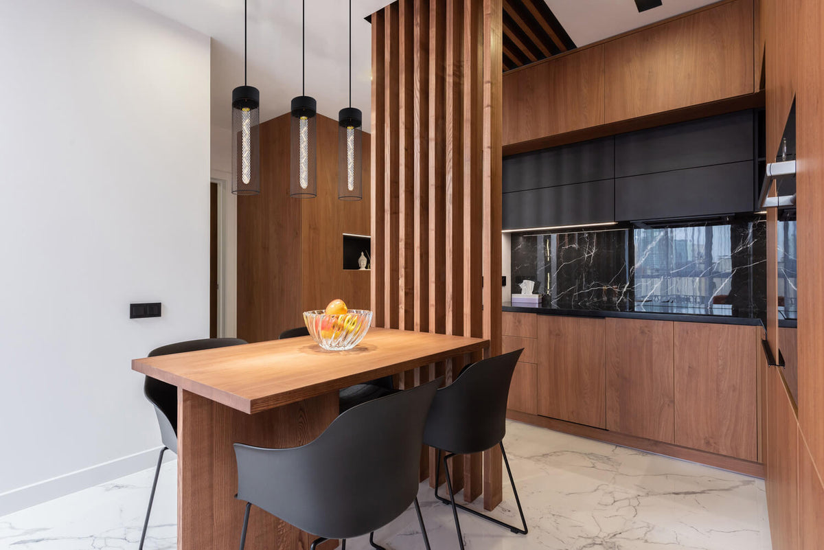 Mise en ambiance au-dessus d'une table en bois dans une cuisine moderne