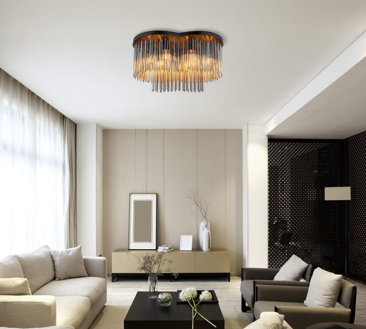 Mise en ambiance du plafonnier allumé dans un salon beige contemporain