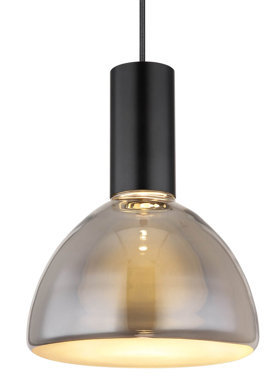 Gros plan sur l'abat-jour en verre fumé, ampoule allumée et reflets dorés