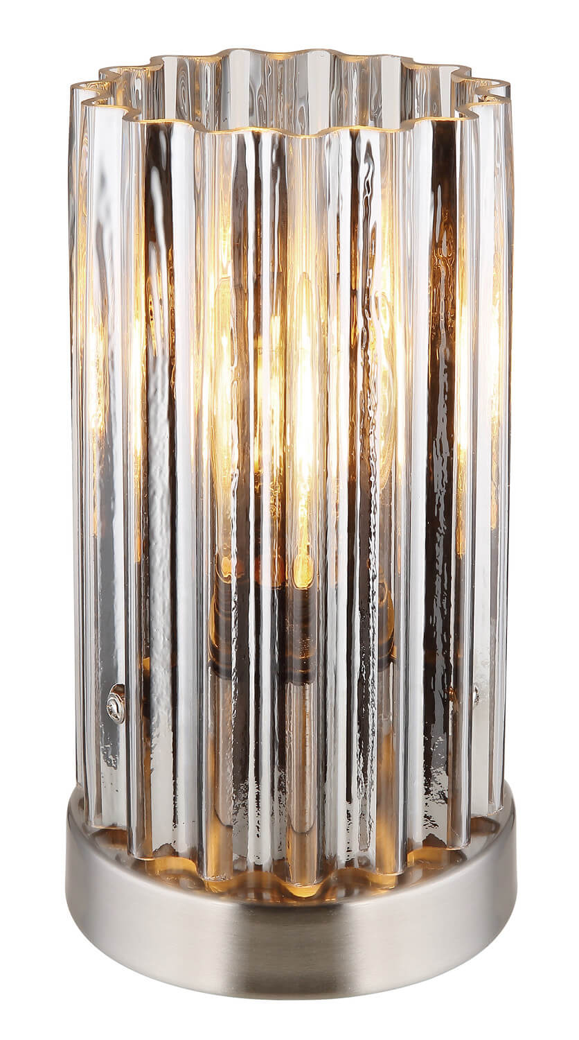 Gros plan sur l'abat-jour cylindrique en verre strié et sa lumière chaude