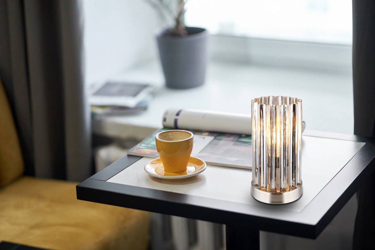 Mise en ambiance, lampe posée sur une table basse près d'une tasse jaune