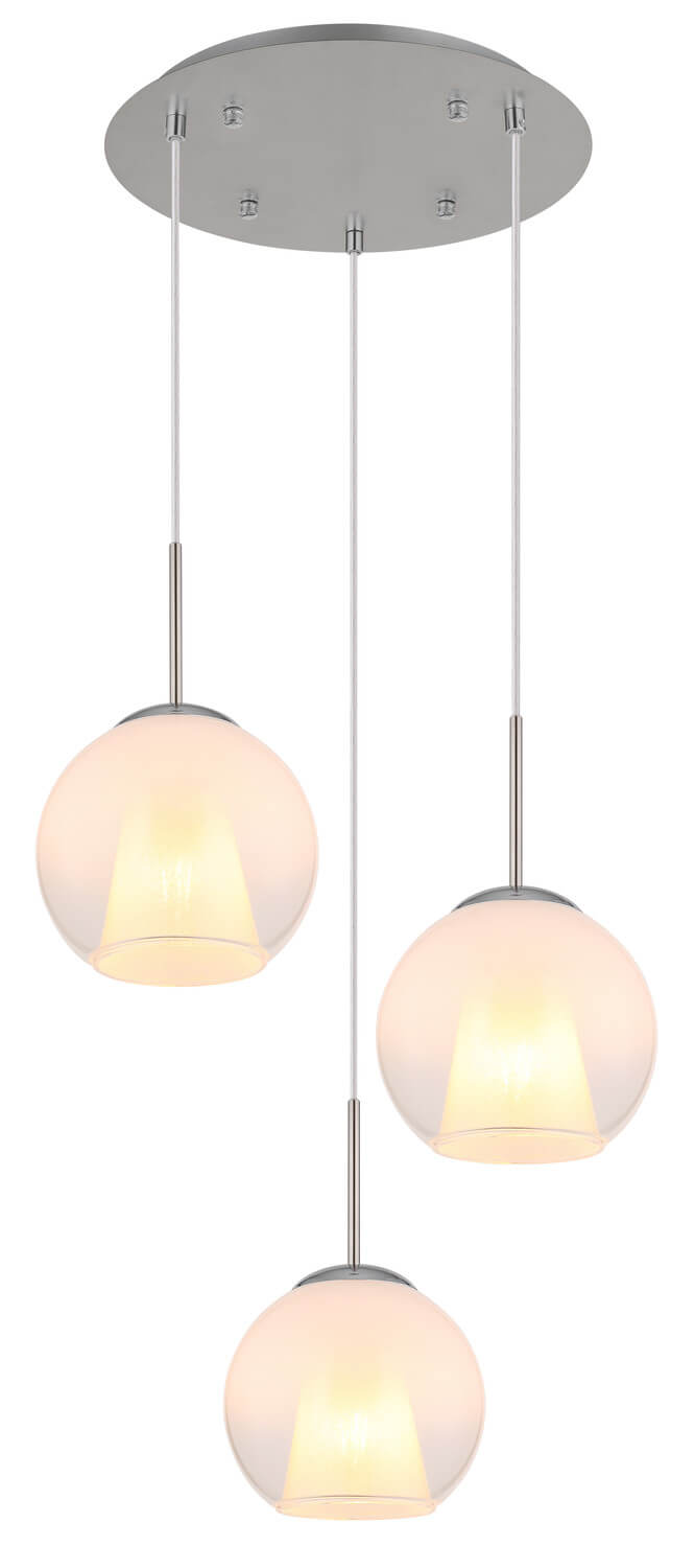 Vue rapprochée des trois globes suspendus, câbles fins et attaches nickel satiné