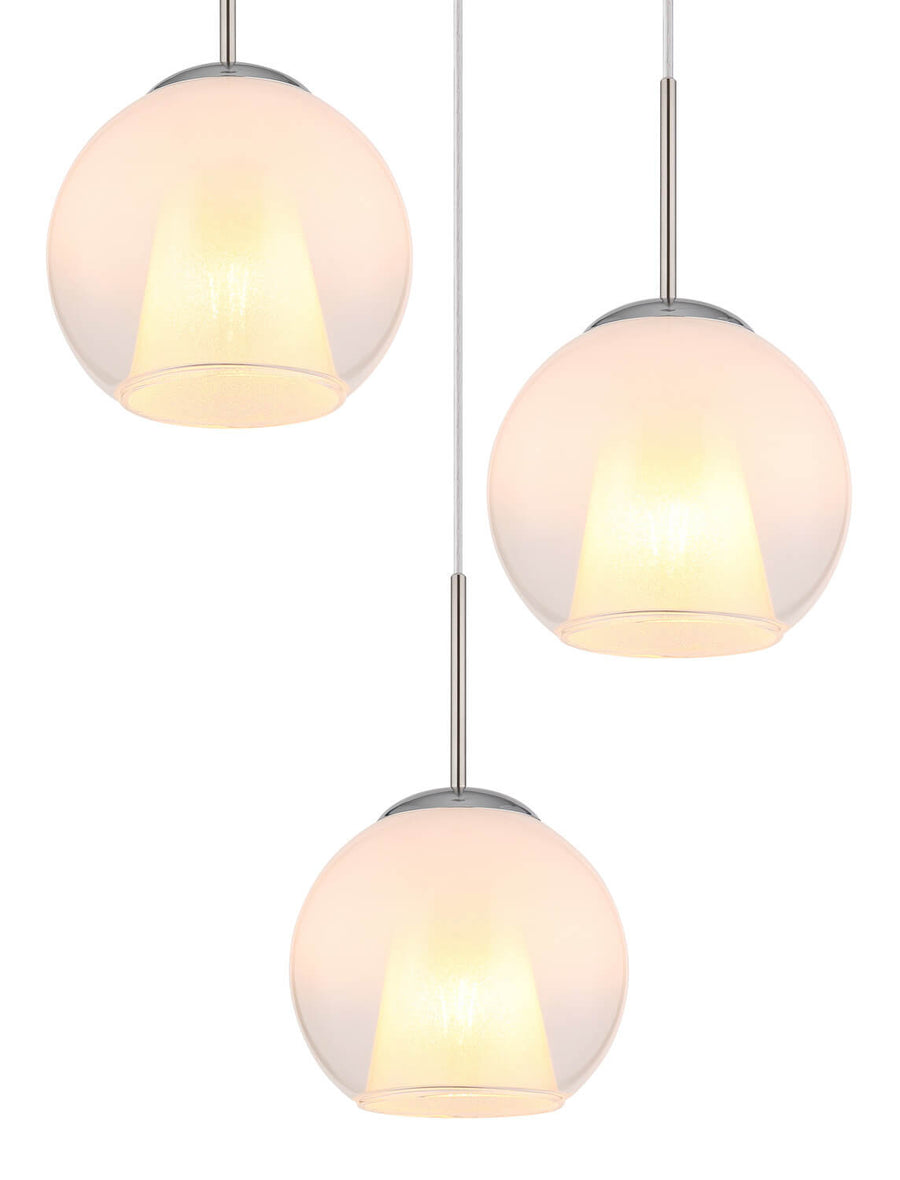 Gros plan sur les trois globes allumés, verre opale et douille apparente, suspension design