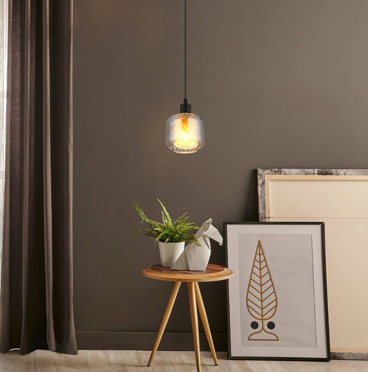 Mise en ambiance dans un salon, suspension allumée au-dessus d'une table d'appoint
