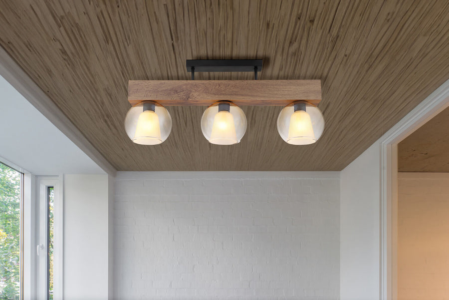 Luminaire allumé fixé au plafond en bois dans une pièce claire