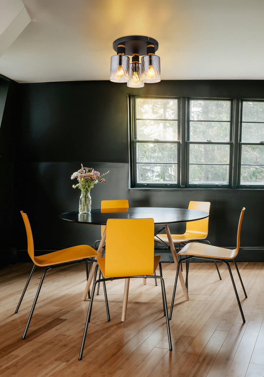 Plafonnier fixé au plafond au-dessus d'une table ronde dans une salle à manger