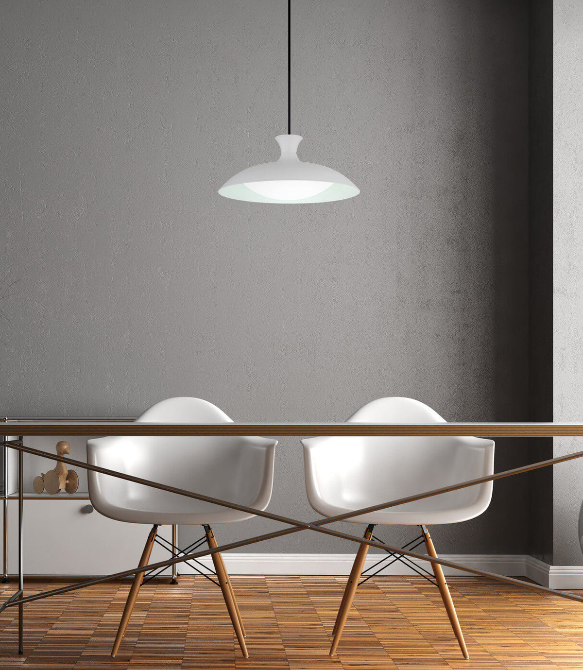 Mise en ambiance avec suspension allumée au-dessus d'une table et deux chaises blanches.