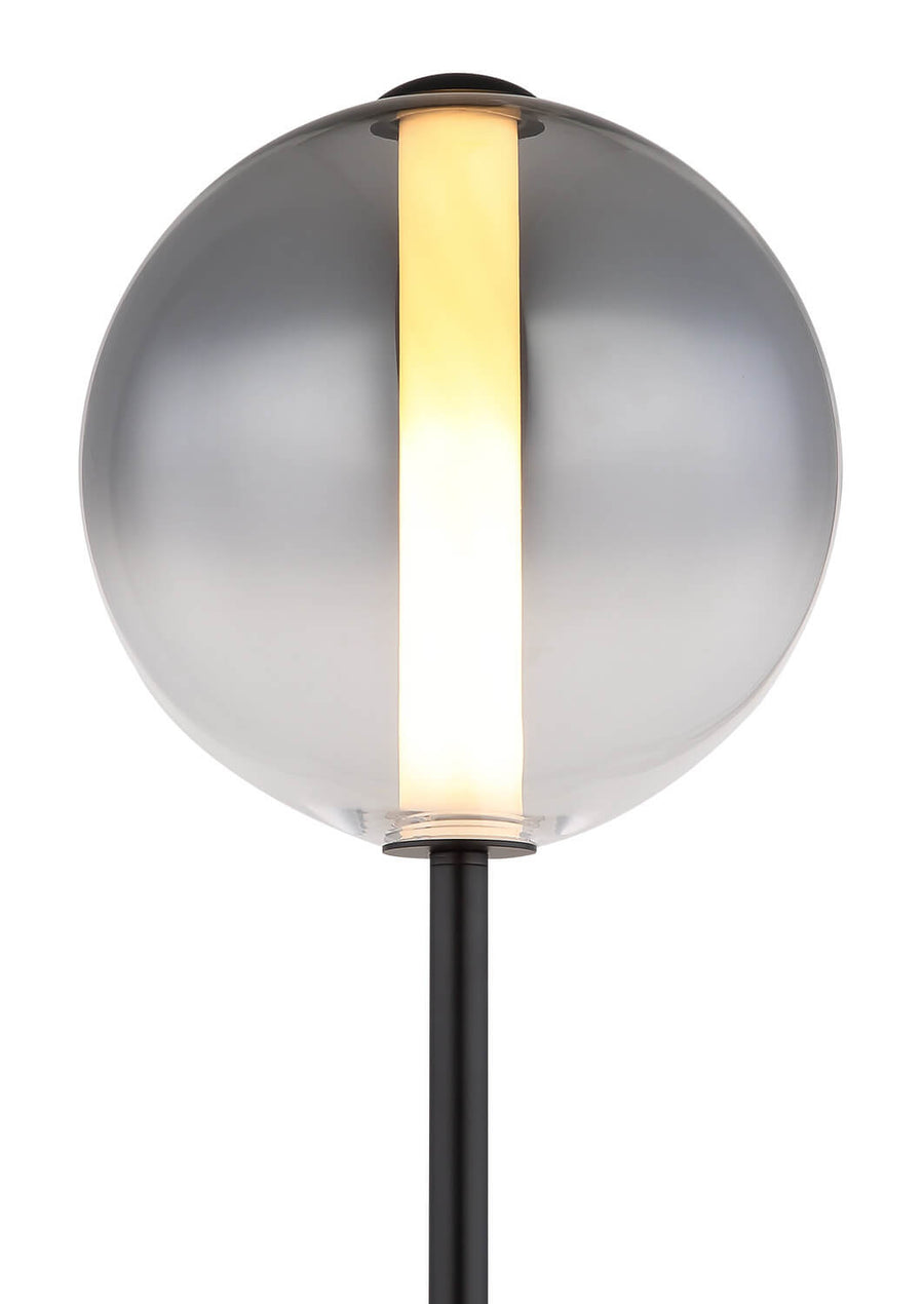 Détail du globe et du haut du mât, verre fumé et lumière chaude.