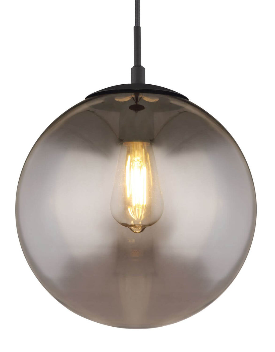Détail rapproché du globe en verre fumé et de l'ampoule Edison allumée.