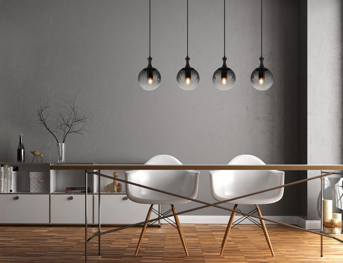Mise en ambiance dans une salle à manger grise avec table en bois et chaises blanches