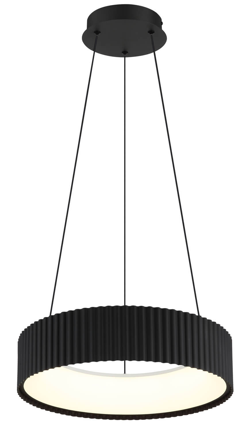 Vue en légère contre-plongée du luminaire avec ses trois câbles et diffuseur