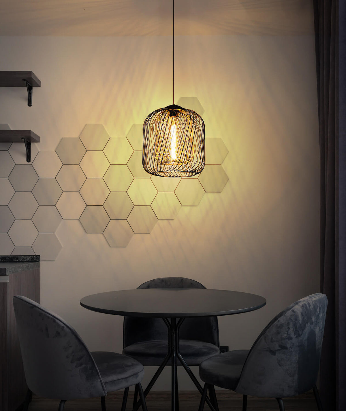 Mise en ambiance au-dessus d'une table ronde, lumière chaude sur mur hexagonal.