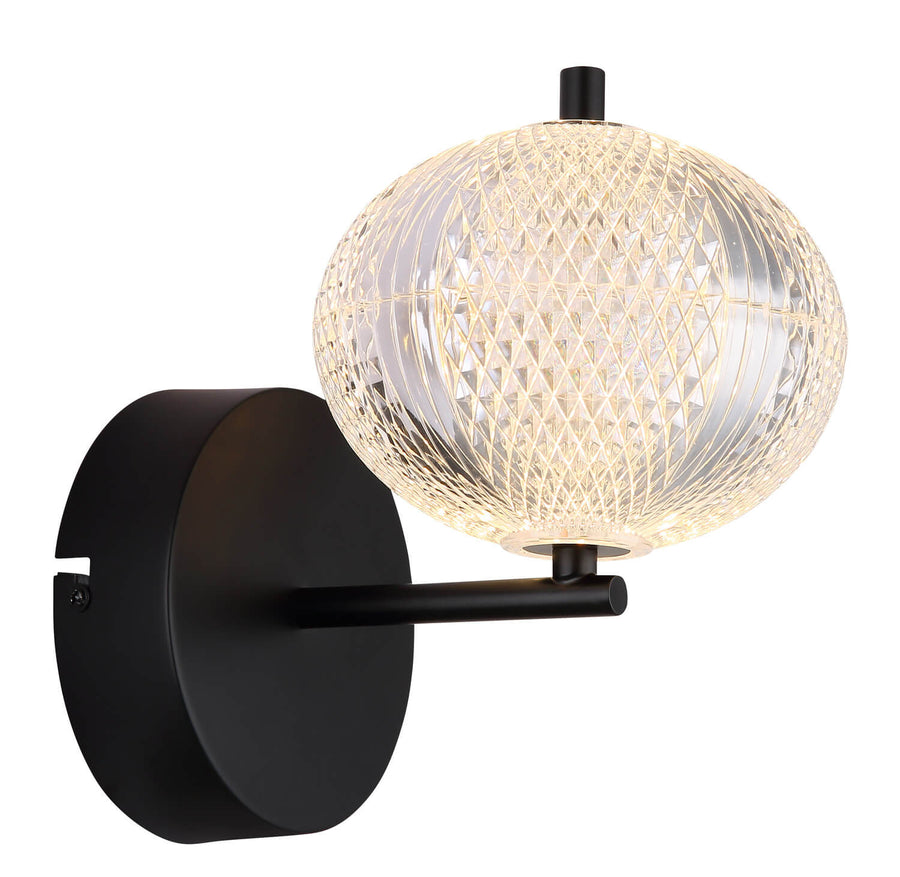 Luminaire allumé émettant une lumière chaude, contraste avec la structure métallique noire mate.