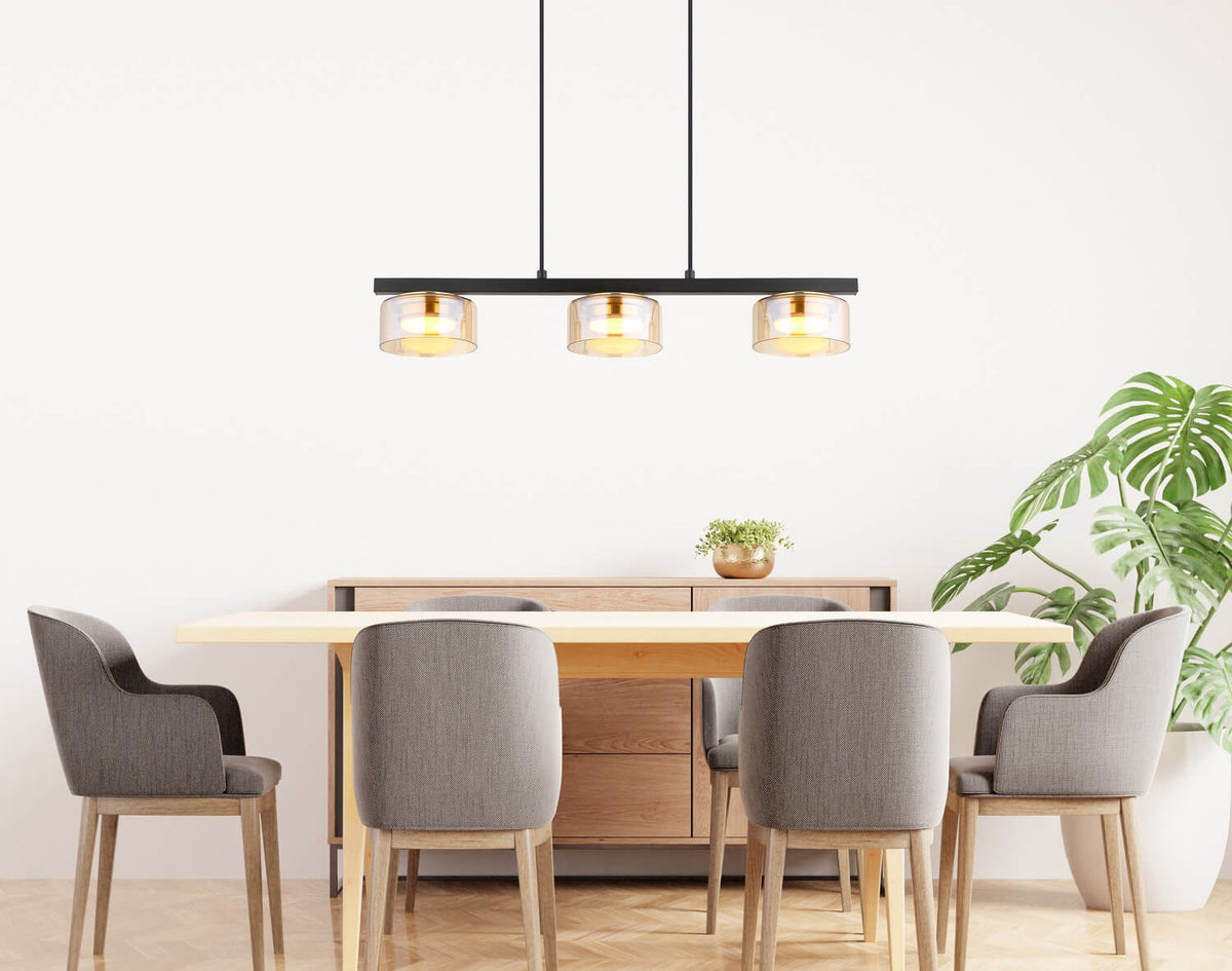 Mise en ambiance au-dessus d'une table à manger en bois clair