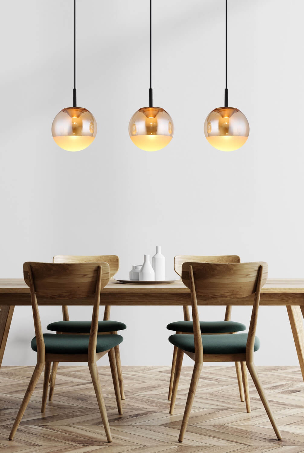 Mise en ambiance au-dessus d'une table en bois avec quatre chaises vertes.
