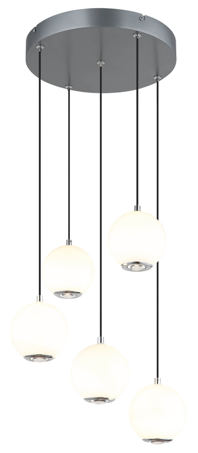 Vue de face du luminaire avec câbles noirs et cinq globes blancs à hauteurs variables