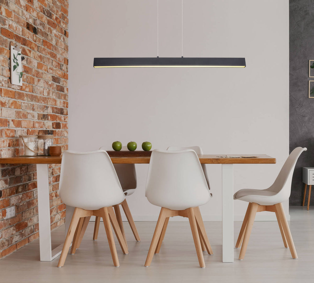 Mise en ambiance au-dessus d'une table à manger dans un intérieur moderne.