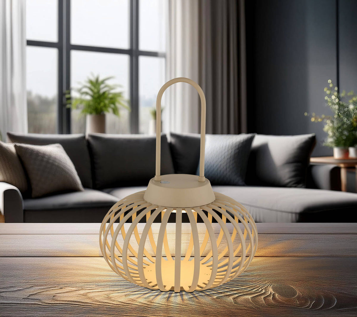 Mise en ambiance : lampe posée sur table en bois dans un salon moderne