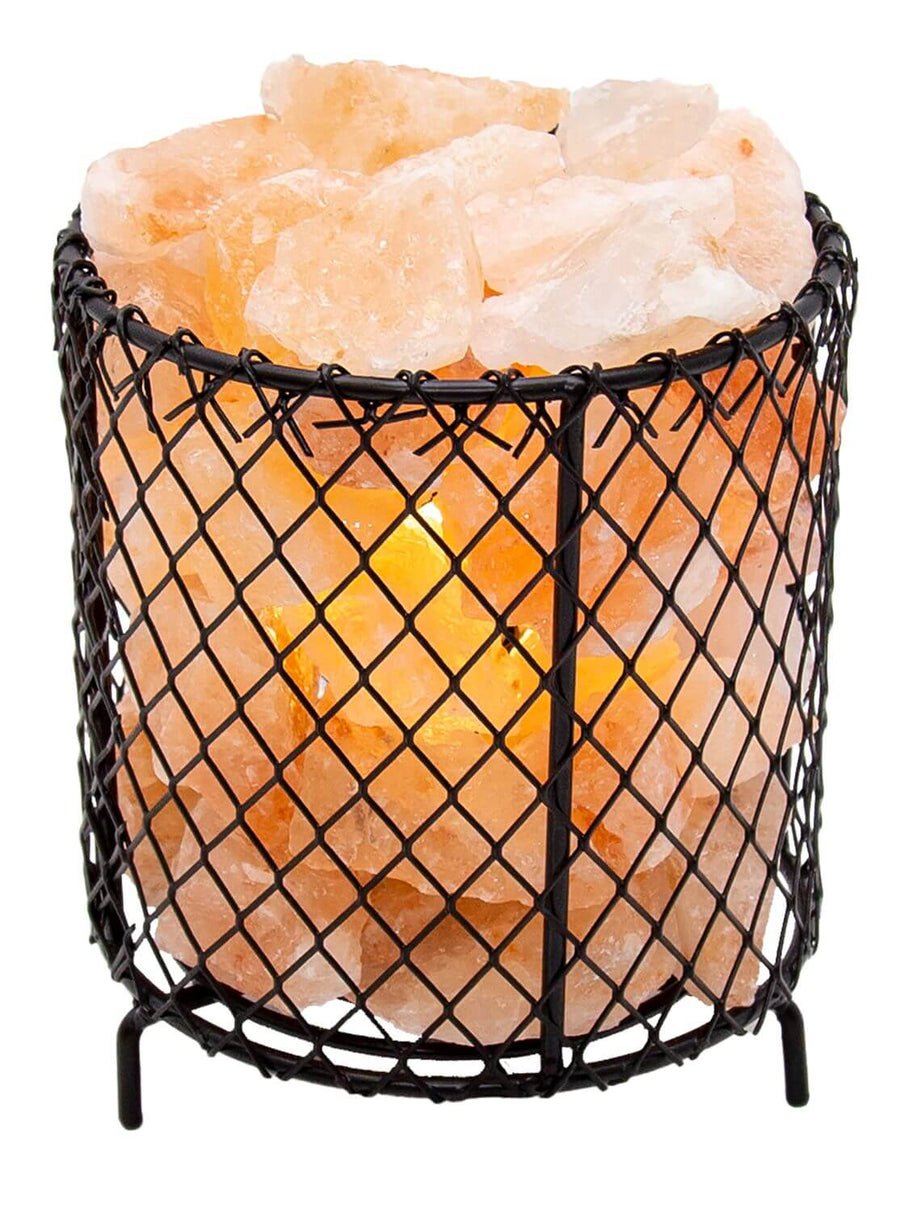 Vue rapprochée lampe noire, maille métallique et pierres de sel.