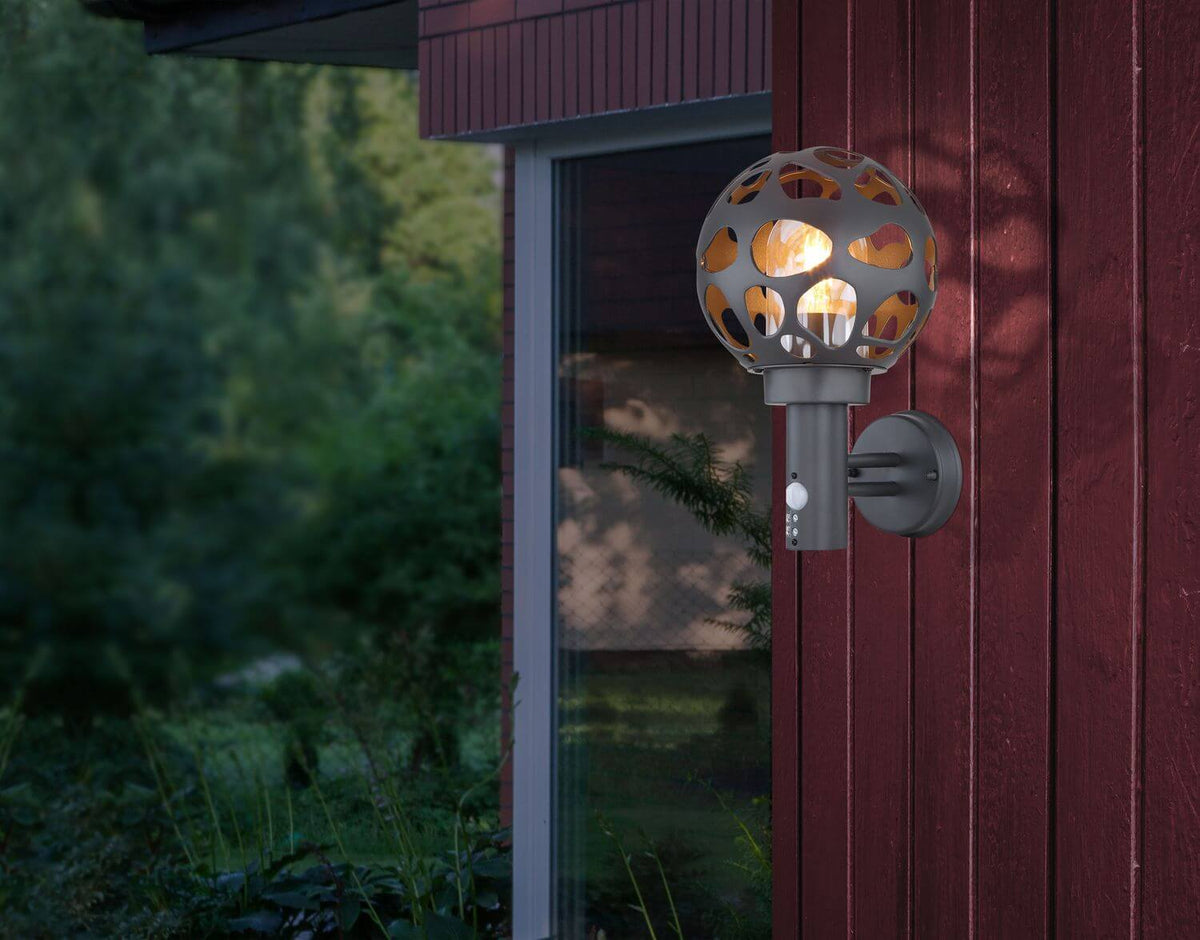 Mise en ambiance nocturne sur une façade en bois rouge, éclairage chaleureux