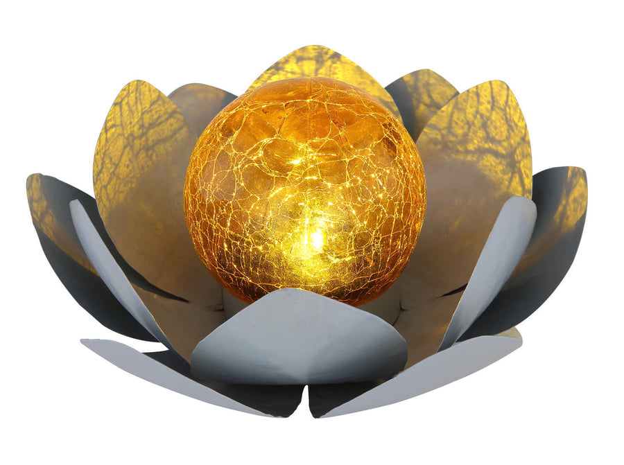Vue rapprochée du luminaire, pétales métalliques gris et globe craquelé ambré