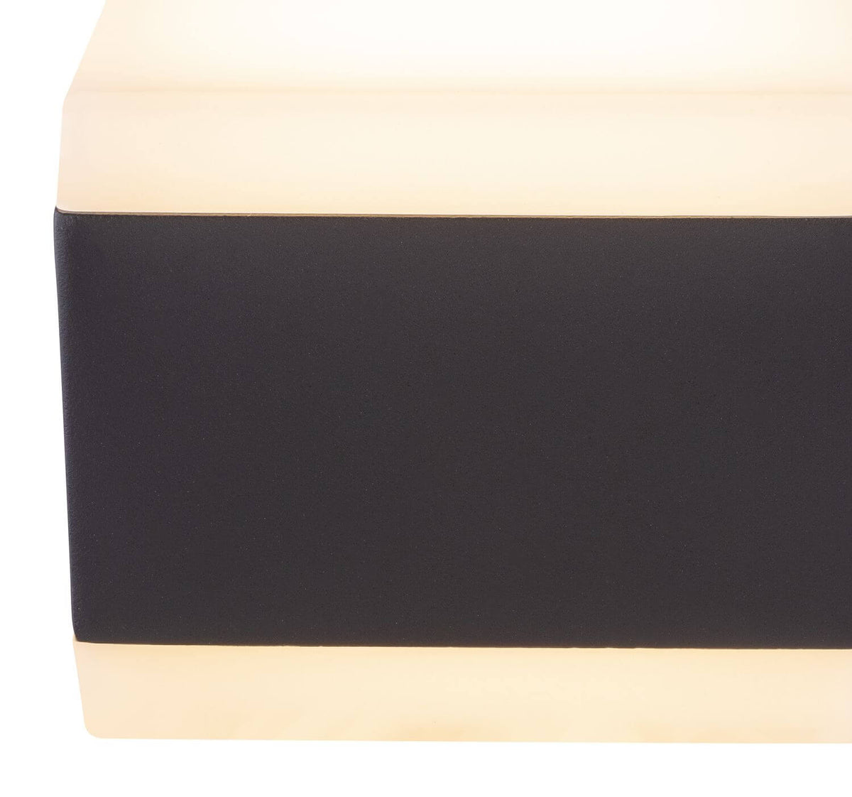 Gros plan sur la finition aluminium anthracite et la bordure du diffuseur blanc