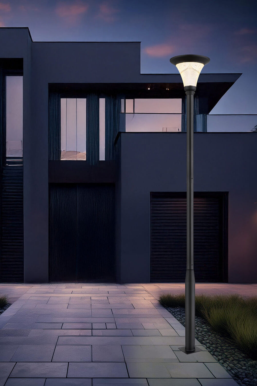 Gros plan du lampadaire éclairé installé dans une cour moderne, allée pavée au sol.