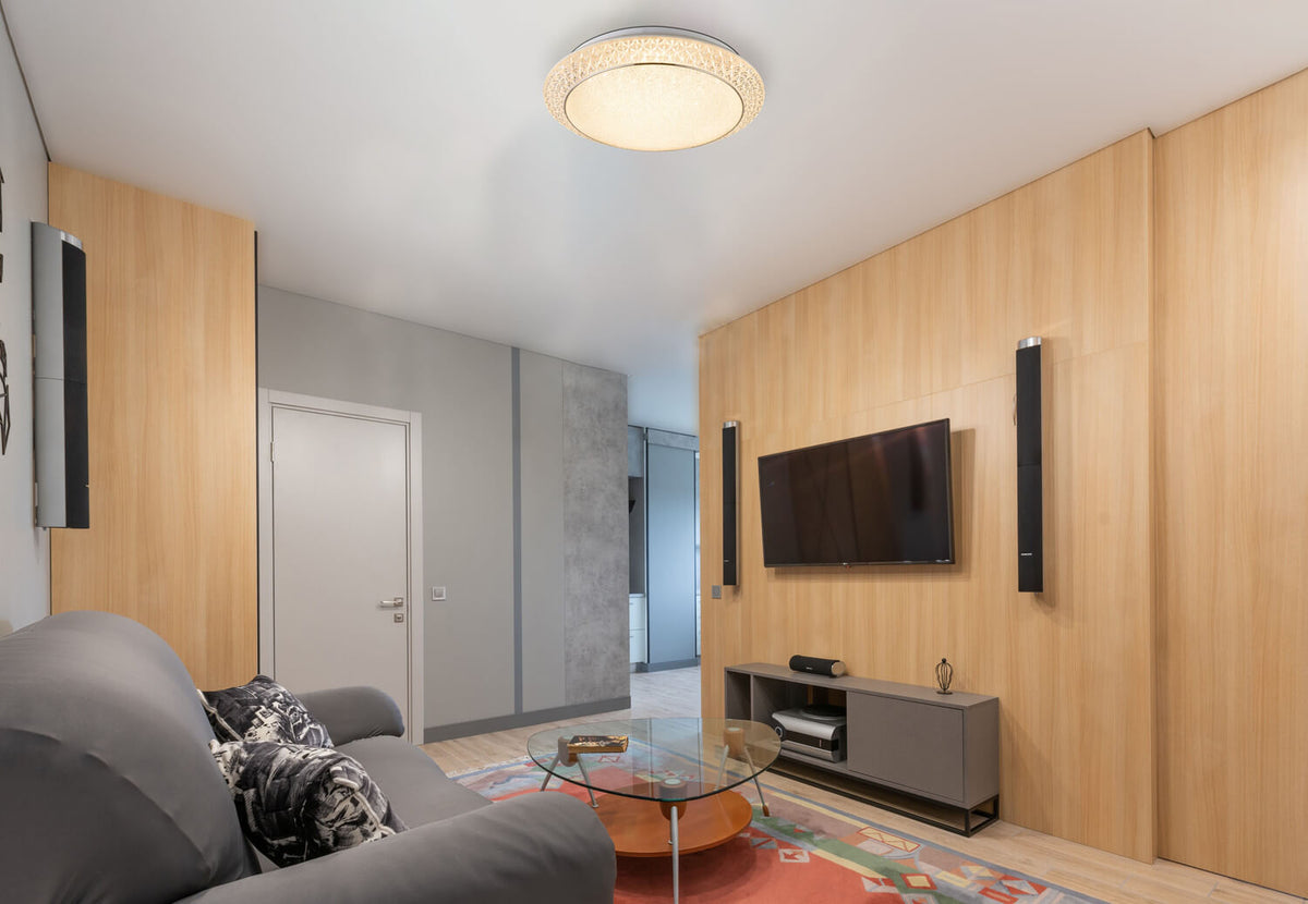 Mise en ambiance du plafonnier fixé au plafond dans un salon contemporain en bois clair