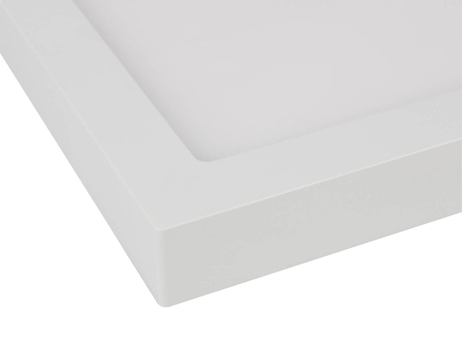 Détail de la finition : coin du cadre blanc biseauté et épaisseur du luminaire.