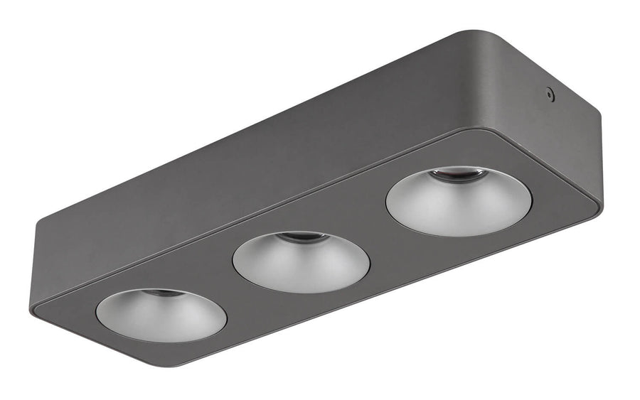 Détail des trois réflecteurs argentés métalliques, luminaire éteint vu de biais